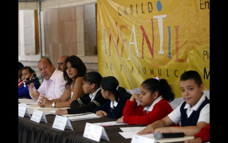 Doce niños, la mayoría de sexto de primaria, participaron en la sesión infantil de Ayuntamiento. A. HINOJOSA  /