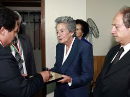 El maestro Julio Alejandro Santillán entrega reconociientos a la señora Viginia Baeza, viuda de Álvarez del Castillo. E. PACHECO  /