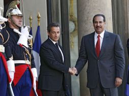 Nicolás Sarkozy (izquierda) saluda al primer ministro de Catar, Hmad bin Jasin Bin Jaberal Tahni. EFE  /