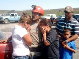 Familiares de mineros atrapados en un yacimiento de carbón, no encuentran consuelo. AP  /
