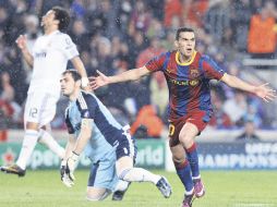 Pedro Rodríguez (der.) celebra su anotación ante la impotencia del portero del Real Madrid, Íker Casillas. AP  /