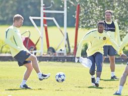 Paul Scholes (izq.) manda un pase ante la presión de Patrice Evra (7). AFP  /