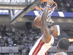 LeBron James clava con fuerza el balón en el aro de Boston. Aportó 35 puntos para Miami. AP  /