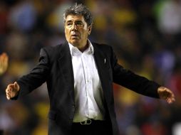 Carlos Reinoso se muestra frustrado por la eliminación de las Águilas en la Copa Libertadores. MEXSPORT  /