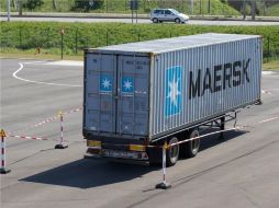 Los contenedores han sido bloqueados en el puerto para proceder con su descontaminación. EFE  /