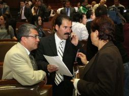 Jesús Casillas (centro) afirmó que de manera personal está en contra de la solicitud de endeudamiento. ARCHIVO  /