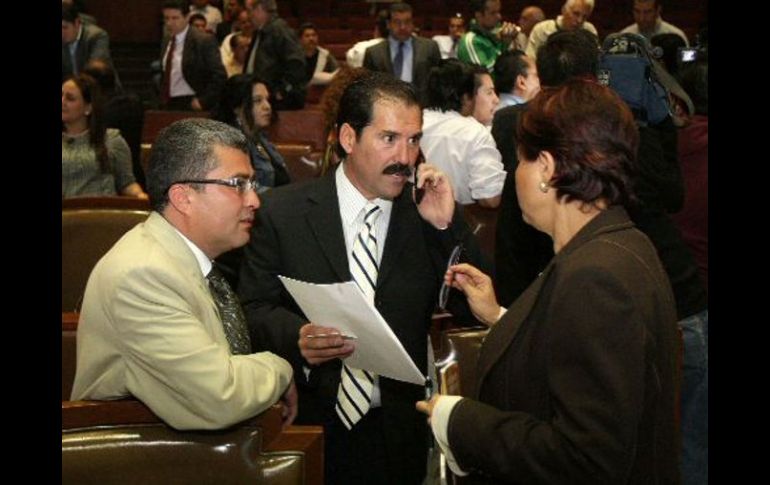 Jesús Casillas (centro) afirmó que de manera personal está en contra de la solicitud de endeudamiento. ARCHIVO  /