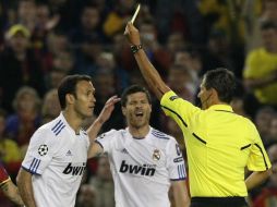 El silbante berlga muestra el cartón amarillo a Carvalho. REUTERS  /