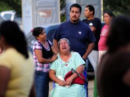 Los familiares de víctimas del accidente permanecen en el sitio a la espera de noticias. EFE  /