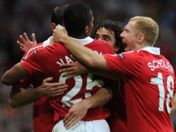 Antonio Valencia festeja con sus compañeros de Manchester United tras marcar gol ante el Schalke 04. AFP  /