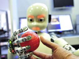 Un robot capaz de reconocer patrones de coordinación y movimiento sostiene una bola roja en el FET11. AFP  /