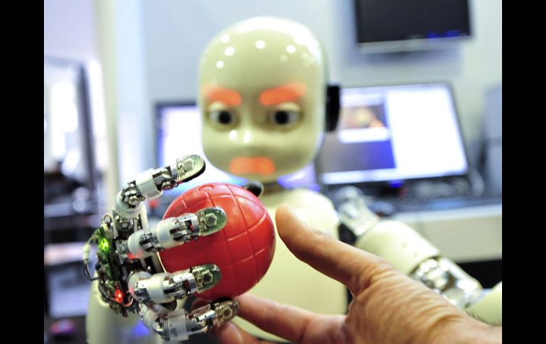 Un robot capaz de reconocer patrones de coordinación y movimiento sostiene una bola roja en el FET11. AFP  /