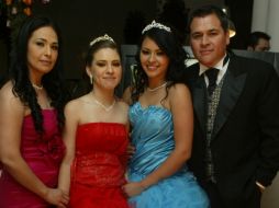 Dulce y Paola con sus papás, Olga Echeverría y Ricardo Ponce de León.  /