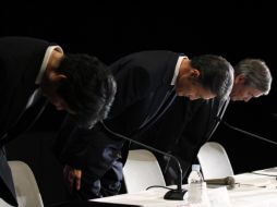 El presidente de Sony, Kazuo Hirai (c), y otros ejecutivos de Sony se disculpan con sus clientes por el fallo en la seguridad. ARCHIVO  /