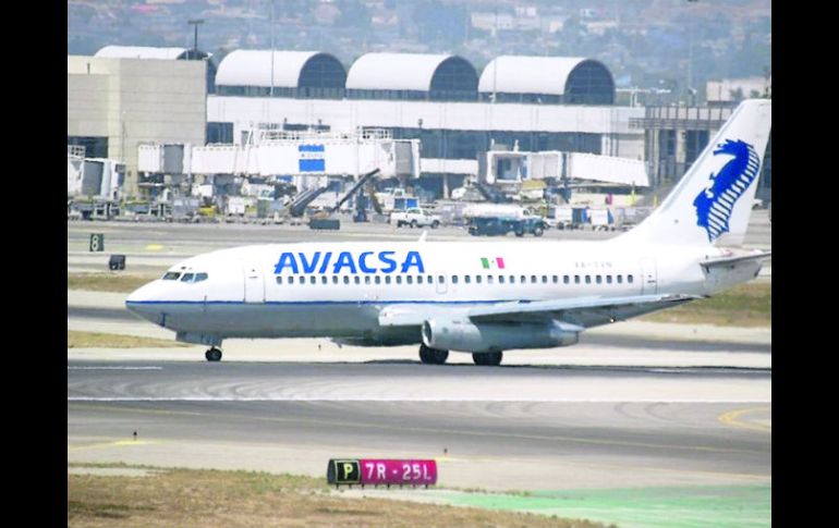 El lunes 2 de mayo Aviacsa se vio impedida para cubrir su primer vuelo, México-Monterrey. ARCHIVO  /