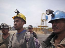 Mineros ayudan en el rescate de sus compañeros atrapados. AP  /