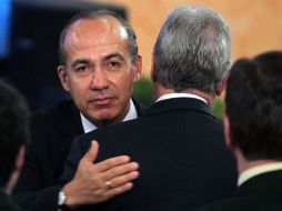 El Mandatario abraza a Alejandro Martí tras el Tercer Foro sobre Seguridad y Justicia, celebrado en la Ciudad de México. EL UNIVERSAL  /