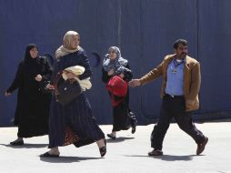 Una familia esquiva los misiles grad del régimen libio. NTX  /