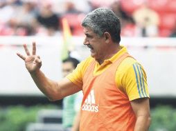 Ricardo Ferretti da indicaciones a sus jugadores, desde el área técnica. MEXSPORT  /