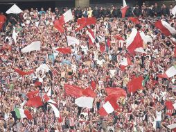 Los seguidores del Guadalajara no pararon de cantar, brincar y ondear las banderas rojiblancas. S. NUÑEZ  /