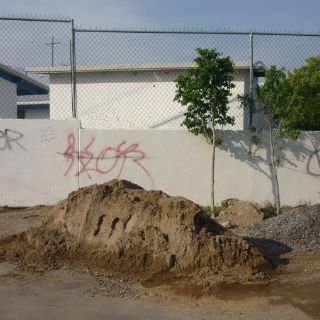 Retrasan obras de banqueta en escuela en Tlaquepaque