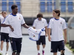 Emmanuel Adebayor (izq.) camina rumbo a un entrenamiento del Real Madrid. AP  /