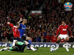 Javier 'Chicharito' Hernández dominando el balón . MEXSPORT  /