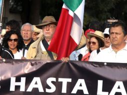 El poeta Javier Sicilia (c.) y un grupo de activistas participan en la marcha que partió de Cuernavaca y se dirige al DF. EFE  /