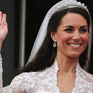 Lanzan muñeca de Kate Middleton vestida de novia