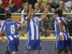 Radamel Falcao (c) celebra uno de los goles ante el Villarreal. EFE  /