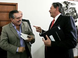 Servando Sepúlveda, secretario de Seguridad Ciudadana de Guadalajara, dialoga con José Juan Suárez, tras la reunión. E. BARRERA  /