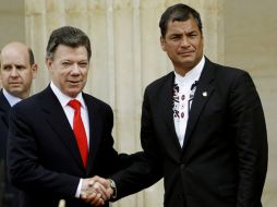El presidente de Colombia, Juan Manuel Santos (i), saluda a su homólogo de Ecuador, Rafael Correa. EFE  /