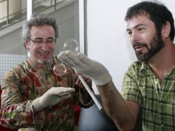 Luis Beviá y Morgan Blasco se dicen aventureros en busca de la fórmula secreta del jabón.M.FREYRÍA  /