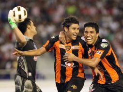 Édgar Andrade y Antonio Salazar festejan el tercer gol de Jaguares con lo que calificaron a la siguiente fase en Libertadores. EFE  /