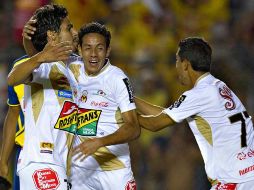 Marquez, Pérez y Hernández celebrán el primer gol del Morelia. MEXSPORT  /