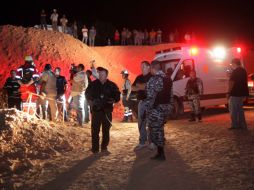 El accidente ocurrió minutos después de las 20:00 horas, tres horas después sacaron dos cuerpos sin vida. A. CAMACHO  /