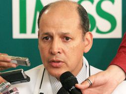 Marcelo Castillero, director general del Hospital de Especialidades, habla con Rosalba Ruíz, madre del menor afectado. ESPECIAL  /