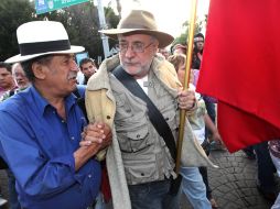 Un manifestante se solidariza con el poeta Javier Sicilia, quien exige justicia por el asesinato de su hijo. EL UNIVERSAL  /