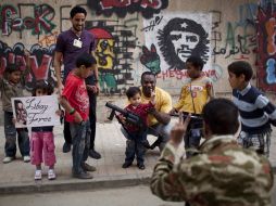 Niños libios piden un país libre, en un manifestación junto con dos adultos. AP  /