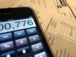 La llegada del estado de cuenta a los hogares es el final de un ciclo donde participan cientos de personas. M. APARICIO  /