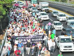 Cerca de mil personas partieron de Cuernavaca hacia el Distrito Federal en la Marcha por la Paz con Dignidad y Justicia. EL UNIVERSAL  /