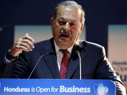 Carlos Slim habla, durante el foro ''Honduras abierta a los negocios'', en un centro de exposiciones de San Pedro Sula. EFE  /