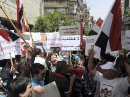 Sirios manifestándose frente a la embajada francesa en Damasco, Siria. EFE  /