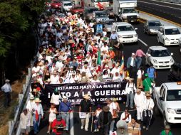 Los activistas avanzan por la vía carretera con rumbo a la capital del país. EL UNIVERSAL  /