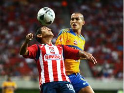 Alberto Medina domina ante la marca de Jorge Torres de Tigres en el primer choque entre estos equipos en la Liguilla 2011. AP  /