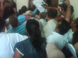 Tras la refriega el inmueble fue desalojado, pero la sesión se reanudó minutos más tarde. I. DE LOZA  /