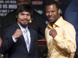 Manny Paquiao y Shane Mosley posan para una fotografía de cara a su pelea. AP  /