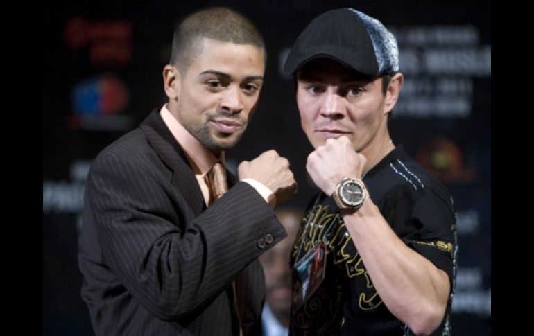 Jorge 'Travieso' Arce (der), posa junto a su contrincante de este sábado, Wilfredo Vazquez Jr. (izq.). REUTERS  /