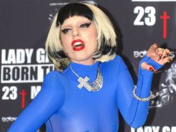 La cantante vistió un atuendo entallado en color azul y unas extravagantes plataformas. EFE  /