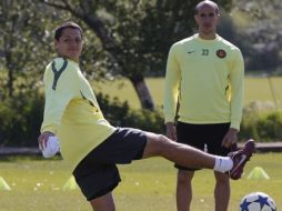 El delantero mexicano, Javier Hernández, y su compañero, Gabriel Obertan, durante el entrenamiento con el Manchester United. REUTERS  /